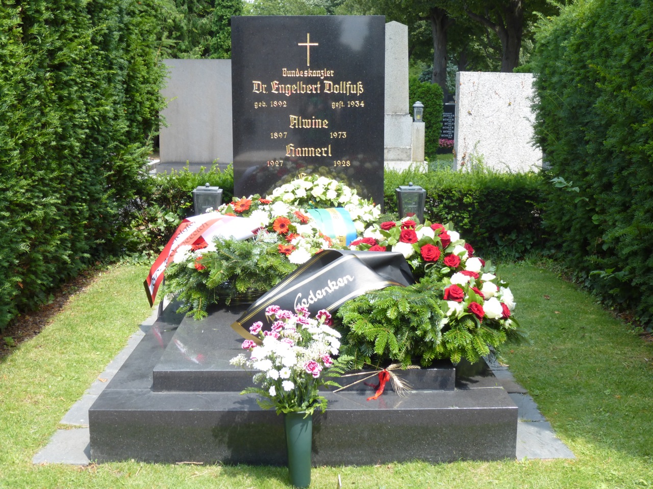 Grab von Engelbert, Alwine und Hannerl Dollfuß, Juli 2014